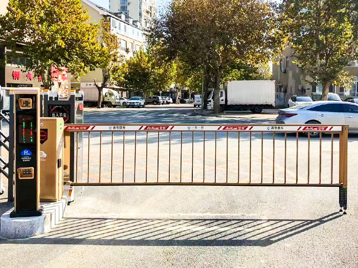 某小區(qū)采用 “安快” 同進同出柵欄道閘 停車出入口方案