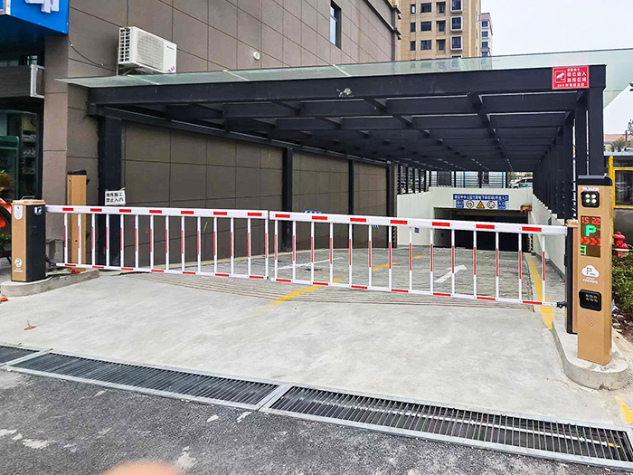 某停車場采用 “ 安快 ” 車牌識別系統(tǒng)