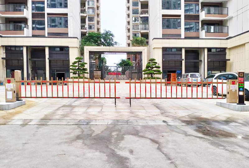 某小區(qū)停車場采用 “安快” 一進一出對開柵欄道閘