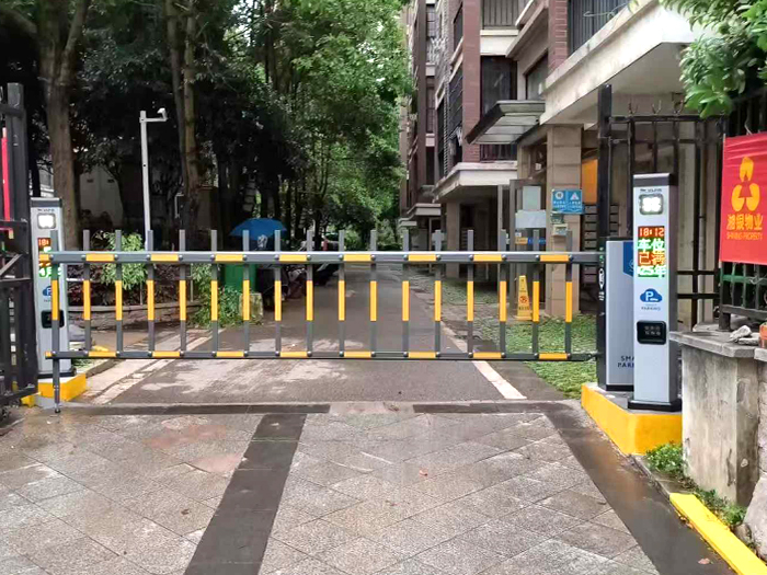 某小區(qū)停車場采用 “安快” 同進同出柵欄款道閘