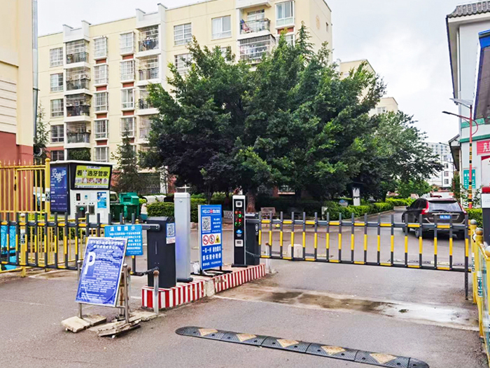 某小區(qū)停車場采用 “安快” 一進(jìn)一出柵欄道閘