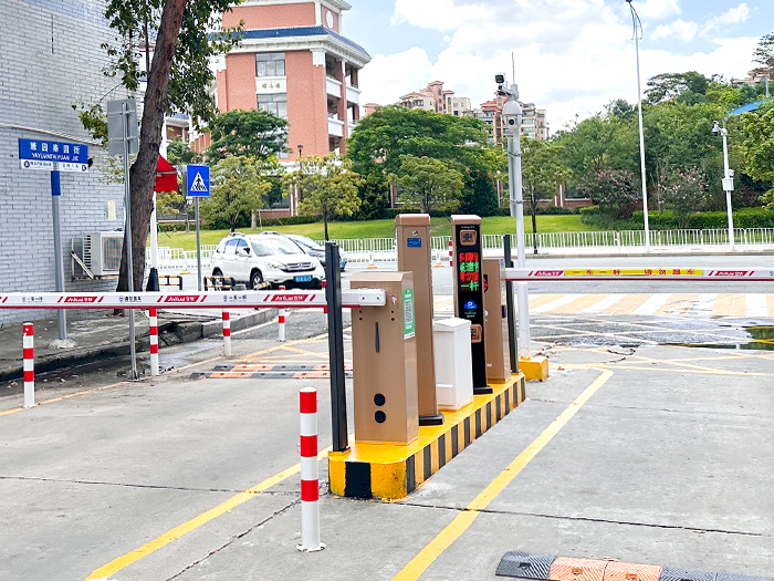 某工業(yè)園區(qū)停車場采用 “安快” 車牌識別系統(tǒng)