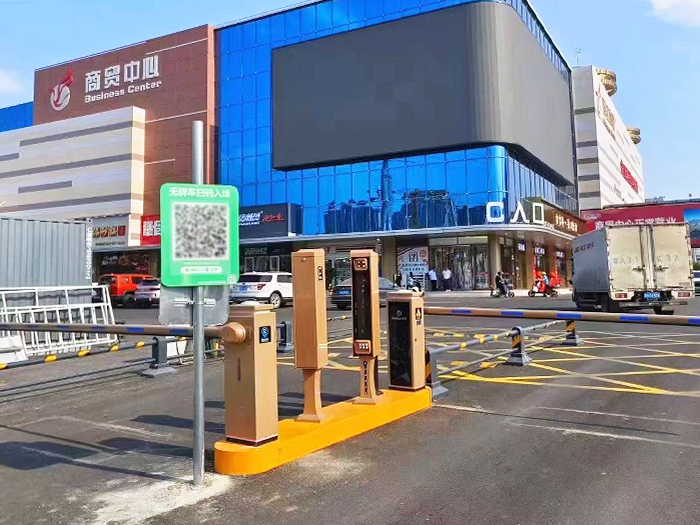某商貿中心采用 “安快” 一進一出直桿道閘
