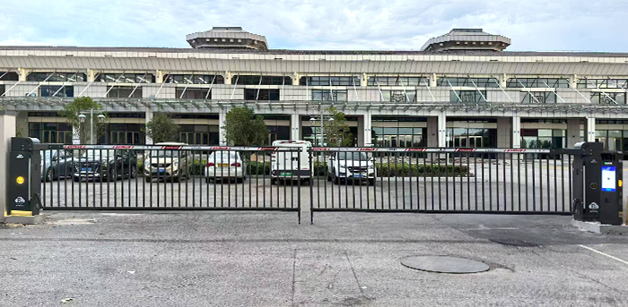 某機(jī)關(guān)單位采用 “安快” 一進(jìn)一出重型道閘