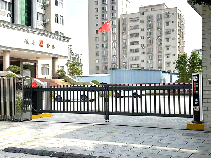 某單位采用 “安快” 一進(jìn)一出柵欄道閘