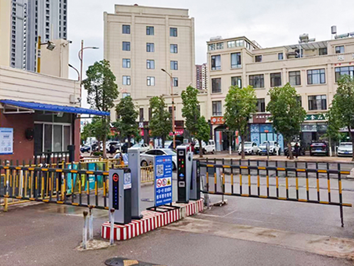 某社區(qū)停車場采用 “安快” 一進(jìn)一出柵欄道閘