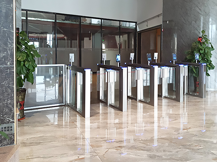 某辦公樓采用 “安快” 人行通道擺閘【搭配人臉識別】