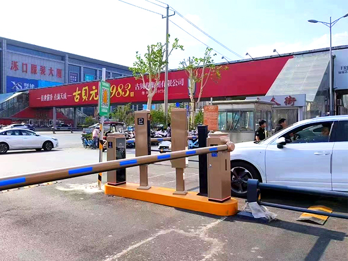某服裝大廈采用 “安快” 一進(jìn)一出直桿道閘停車(chē)管理