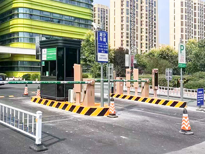 某醫(yī)院停車場采用 “安快” 多進多出直桿道閘【搭配安全島】