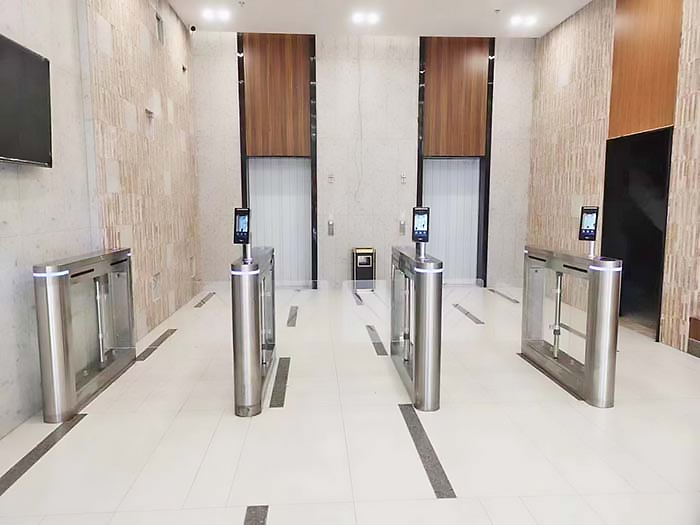 某小區(qū)采用 “安快” 人行通道擺閘【搭配人臉識(shí)別】效果圖