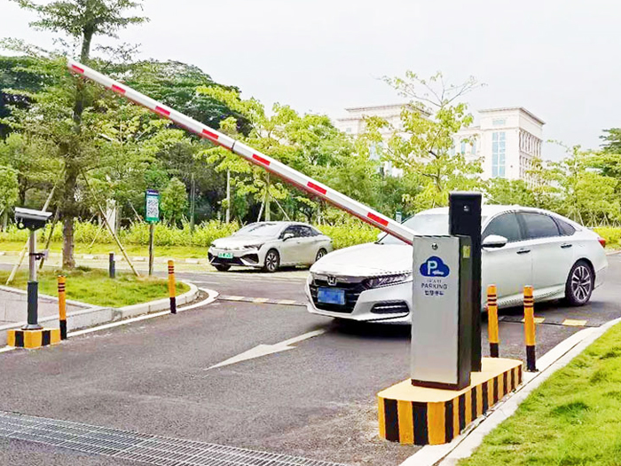 某戶外停車場(chǎng)采用 “安快” 一進(jìn)一出車牌識(shí)別系統(tǒng)現(xiàn)場(chǎng)效果圖